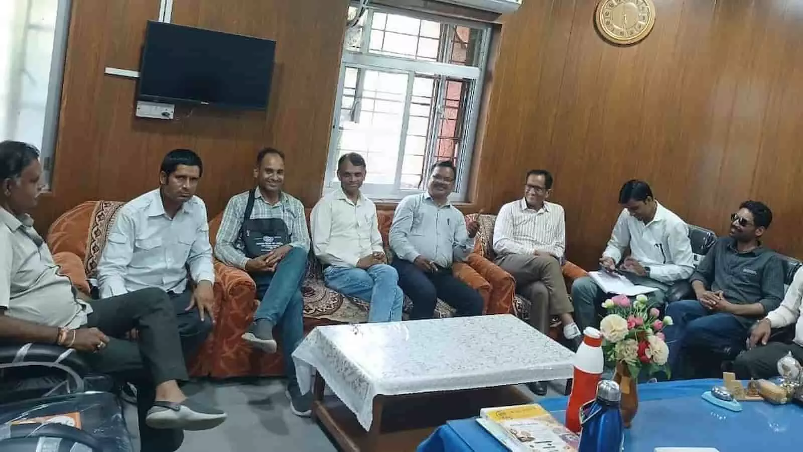 चित्तौड़गढ़ डाइट में बैठक के दौरान बैठे हुए शैक्षिक महासंघ के पदाधिकारी और शिक्षक। चित्तौड़गढ़ डाइट में बैठक के दौरान बैठे हुए शैक्षिक महासंघ के पदाधिकारी और शिक्षक।