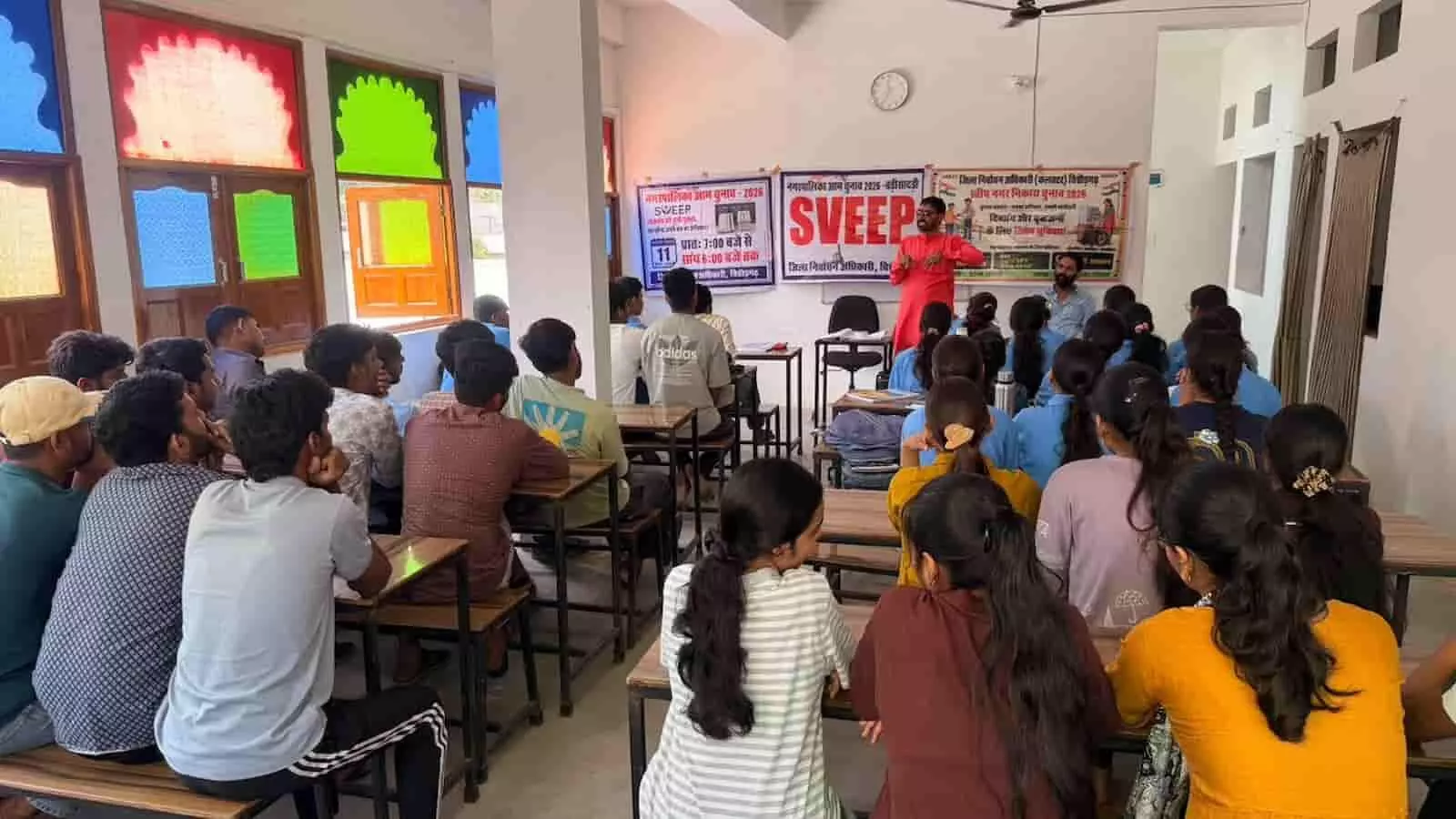 तस्वीर में बड़ी सादड़ी के कॉलेज में छात्रों को संबोधित करते हुए मतदाता जागरूकता अभियान के लोग दिख रहे हैं। तस्वीर में बड़ी सादड़ी के कॉलेज में छात्रों को संबोधित करते हुए मतदाता जागरूकता अभियान के लोग दिख रहे हैं।