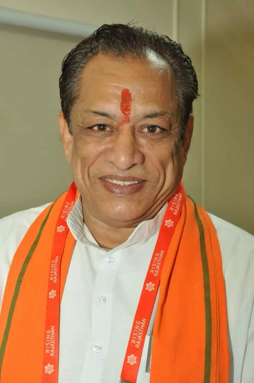 तस्वीर में मंत्री जोराराम कुमावत माथे पर लाल तिलक और गले में राइजिंग राजस्थान लिखा संतरी-सफेद दुपट्टा पहने मुस्कुराते हुए दिख रहे हैं। तस्वीर में मंत्री जोराराम कुमावत माथे पर लाल तिलक और गले में राइजिंग राजस्थान लिखा संतरी-सफेद दुपट्टा पहने मुस्कुराते हुए दिख रहे हैं।