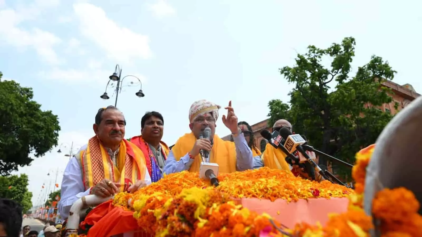 तस्वीर में फूलों से सजे वाहन पर खड़े मुख्यमंत्री भजनलाल शर्मा हाथ उठाकर संबोधित कर रहे हैं और उनके साथ अन्य भाजपा नेता भी मौजूद हैं। तस्वीर में फूलों से सजे वाहन पर खड़े मुख्यमंत्री भजनलाल शर्मा हाथ उठाकर संबोधित कर रहे हैं और उनके साथ अन्य भाजपा नेता भी मौजूद हैं।