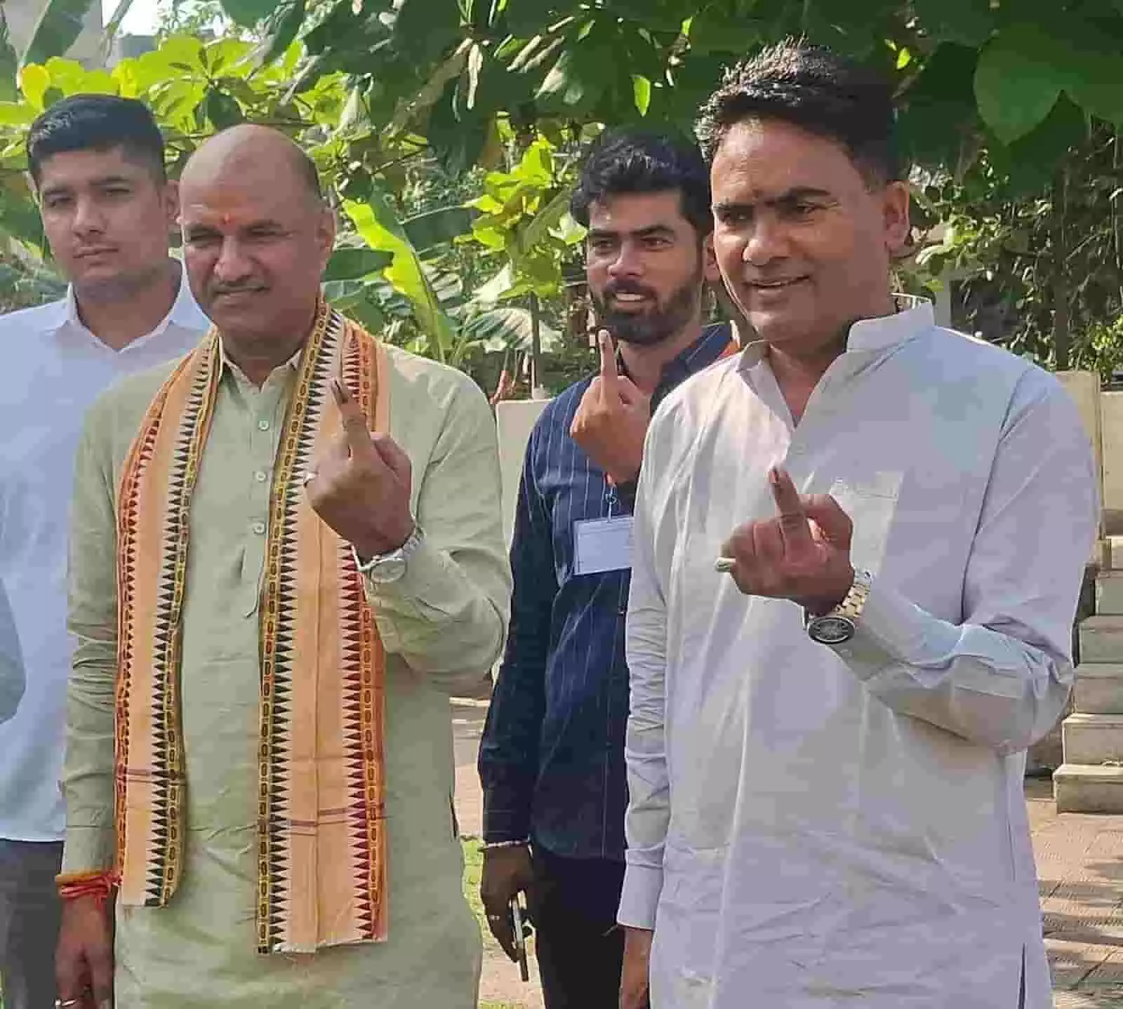 तस्वीर में बाएं से दाएं सांसद सीपी जोशी और विधायक चंद्रभान सिंह आक्या मतदान केंद्र के बाहर उंगली पर स्याही दिखाते खड़े हैं। तस्वीर में बाएं से दाएं सांसद सीपी जोशी और विधायक चंद्रभान सिंह आक्या मतदान केंद्र के बाहर उंगली पर स्याही दिखाते खड़े हैं।