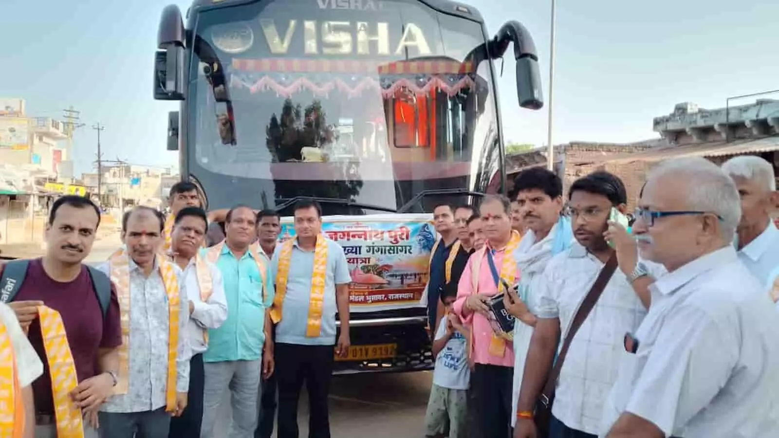 तस्वीर में भुसावर में बस के सामने खड़े तीर्थयात्री और भक्त नजर आ रहे हैं। तस्वीर में भुसावर में बस के सामने खड़े तीर्थयात्री और भक्त नजर आ रहे हैं।