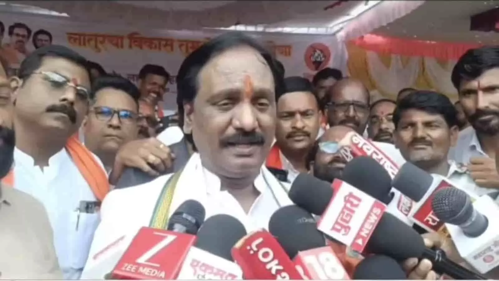 तस्वीर में अंबादास दानवे लातूर में पत्रकारों के सामने बयान देते हुए दिख रहे हैं। तस्वीर में अंबादास दानवे लातूर में पत्रकारों के सामने बयान देते हुए दिख रहे हैं।