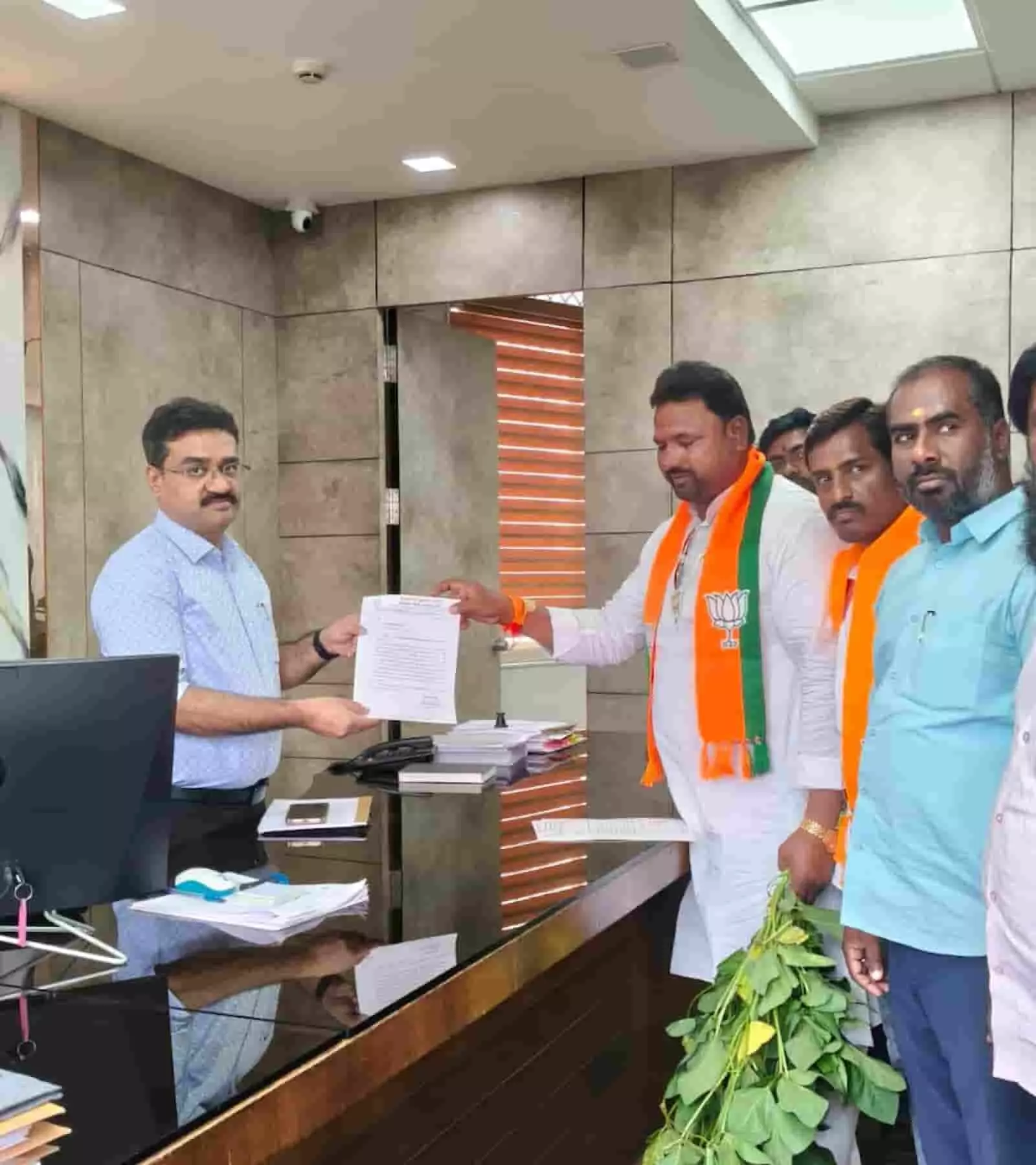 तस्वीर में बाईं तरफ बैठे अधिकारी को दाईं तरफ खड़े भाजपा कार्यकर्ता ज्ञापन सौंपते दिख रहे हैं। तस्वीर में बाईं तरफ बैठे अधिकारी को दाईं तरफ खड़े भाजपा कार्यकर्ता ज्ञापन सौंपते दिख रहे हैं।