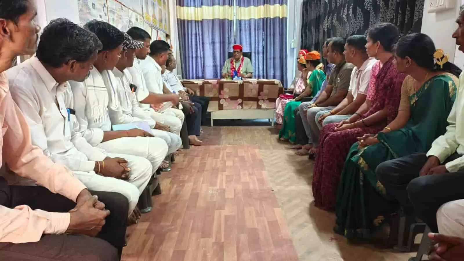 झाड़ोल के आईवीडी सेंटर में आयोजित बैठक में बैठे पदाधिकारी और स्थानीय कार्यकर्ता। झाड़ोल के आईवीडी सेंटर में आयोजित बैठक में बैठे पदाधिकारी और स्थानीय कार्यकर्ता।