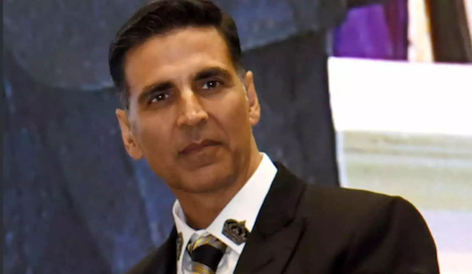 तस्वीर में अभिनेता अक्षय कुमार फॉर्मल सूट और टाई पहने हुए नजर आ रहे हैं। तस्वीर में अभिनेता अक्षय कुमार फॉर्मल सूट और टाई पहने हुए नजर आ रहे हैं।