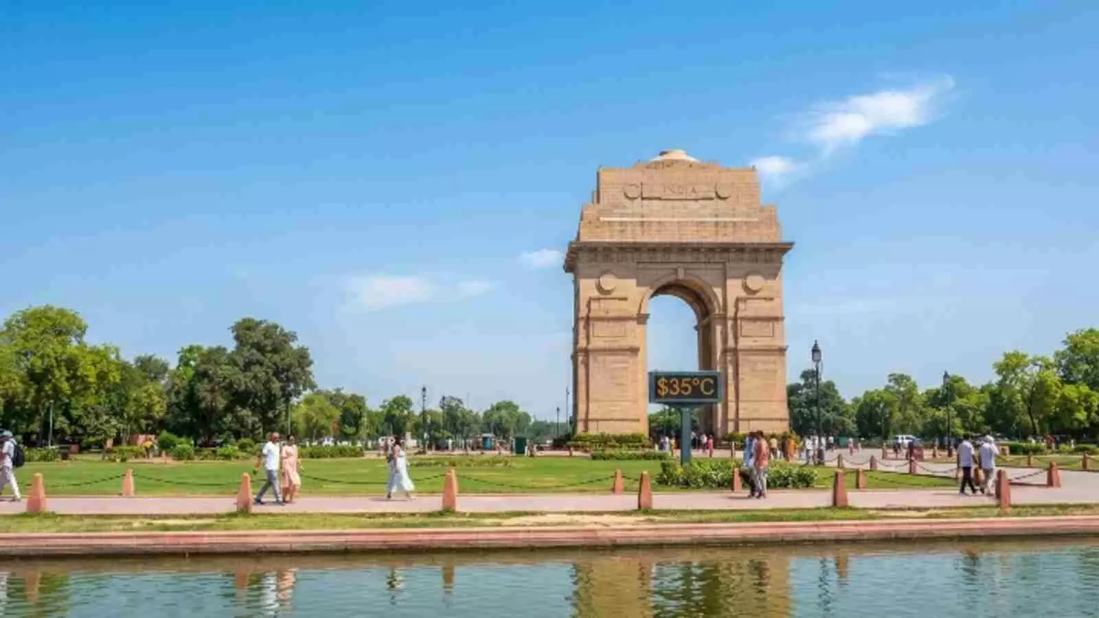 दिल्ली के इंडिया गेट के पास साफ आसमान और धूप के बीच टहलते लोग| दिल्ली के इंडिया गेट के पास साफ आसमान और धूप के बीच टहलते लोग|