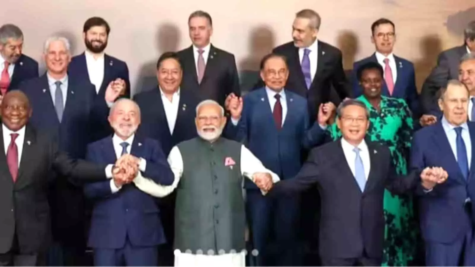 समूह फोटो में प्रधानमंत्री नरेंद्र मोदी और अन्य ब्रिक्स देशों के नेता नई दिल्ली शिखर सम्मेलन के दौरान एक मंच पर खड़े नजर आ रहे हैं। समूह फोटो में प्रधानमंत्री नरेंद्र मोदी और अन्य ब्रिक्स देशों के नेता नई दिल्ली शिखर सम्मेलन के दौरान एक मंच पर खड़े नजर आ रहे हैं।