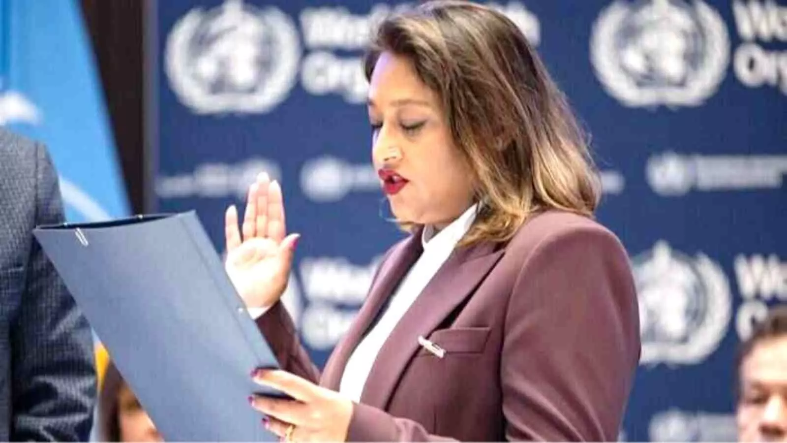 शपथ ले रही हैं साइमा वाजेद डब्ल्यूएचओ के कार्यालय में अपने पद से इस्तीफा देने के संदर्भ में। शपथ ले रही हैं साइमा वाजेद डब्ल्यूएचओ के कार्यालय में अपने पद से इस्तीफा देने के संदर्भ में।