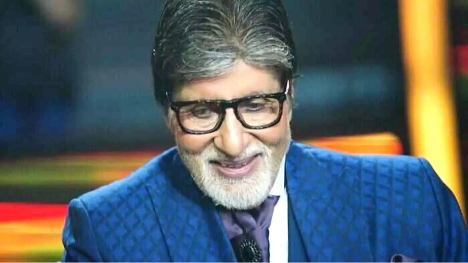 कौन बनेगा करोड़पति के सेट पर नीले सूट में नजर आ रहे अभिनेता अमिताभ बच्चन| कौन बनेगा करोड़पति के सेट पर नीले सूट में नजर आ रहे अभिनेता अमिताभ बच्चन|