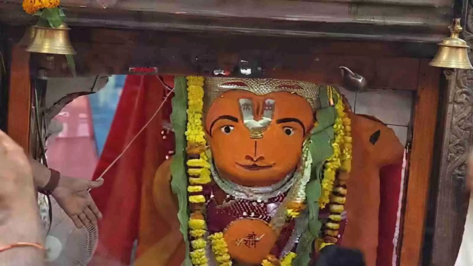 उज्जैन में स्थित खड़े हनुमान जी की प्राचीन प्रतिमा के दर्शन और पूजा-अर्चना करते हुए स्थानीय श्रद्धालु और भक्तजन। उज्जैन में स्थित खड़े हनुमान जी की प्राचीन प्रतिमा के दर्शन और पूजा-अर्चना करते हुए स्थानीय श्रद्धालु और भक्तजन।