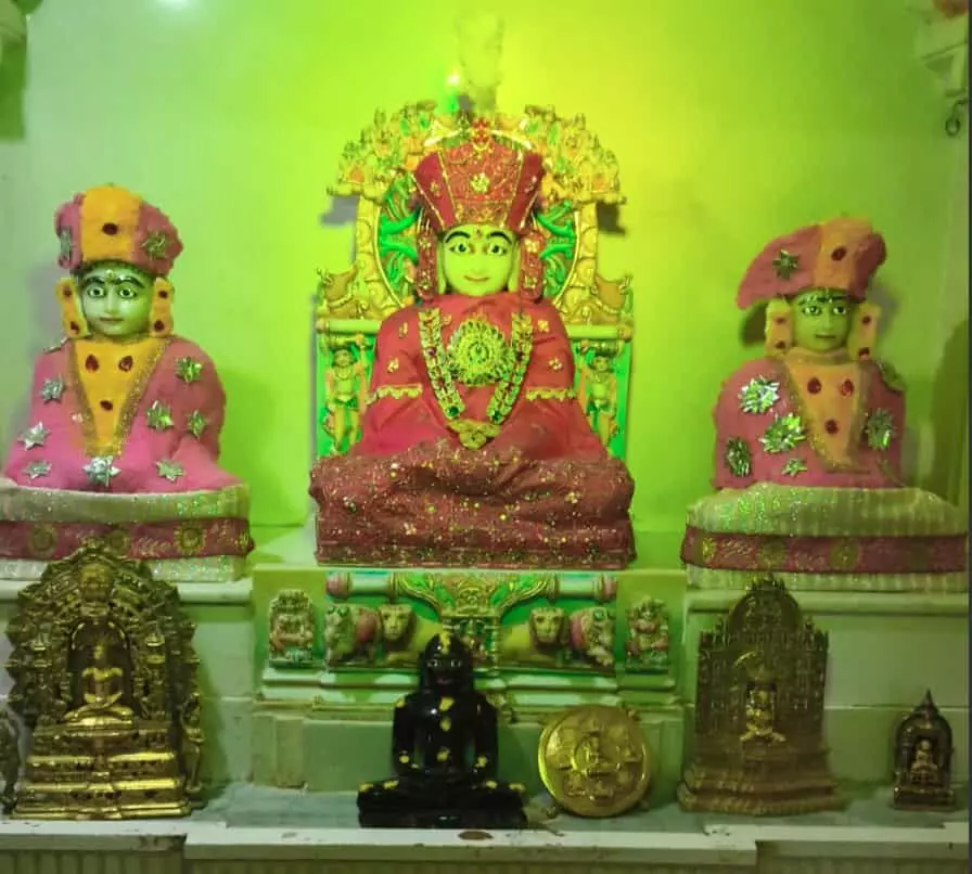 तस्वीर में वेदी पर तीन सजाई गई प्रतिमाएं और सामने छोटी प्रतिमा दिख रही हैं। तस्वीर में वेदी पर तीन सजाई गई प्रतिमाएं और सामने छोटी प्रतिमा दिख रही हैं।