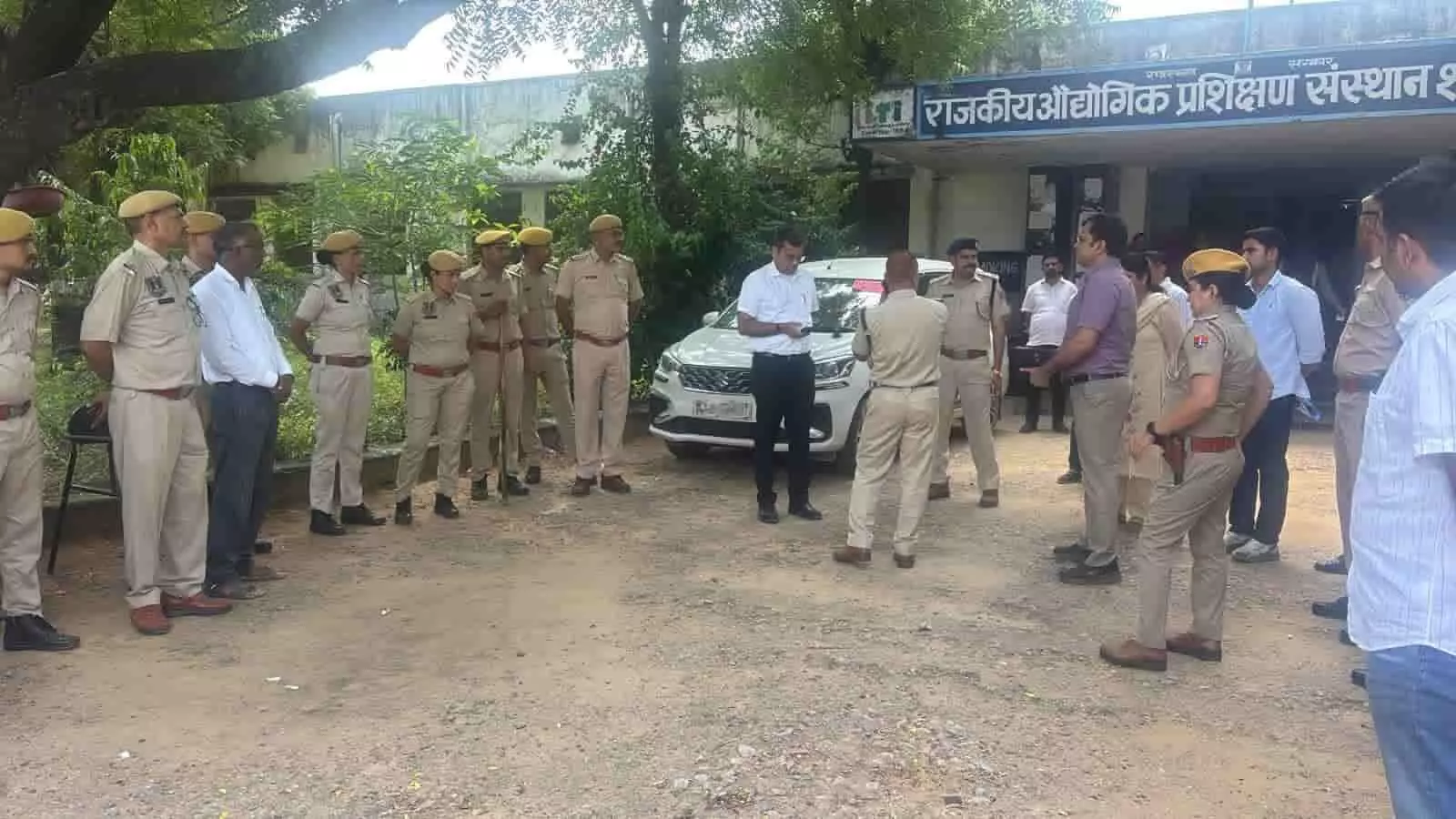 तस्वीर में दिख रही राजकीय औद्योगिक प्रशिक्षण संस्थान के परिसर में जिला निर्वाचन अधिकारी संदेश नायक पुलिस अधिकारियों के साथ खड़े होकर निरीक्षण कर रहे हैं. तस्वीर में दिख रही राजकीय औद्योगिक प्रशिक्षण संस्थान के परिसर में जिला निर्वाचन अधिकारी संदेश नायक पुलिस अधिकारियों के साथ खड़े होकर निरीक्षण कर रहे हैं.