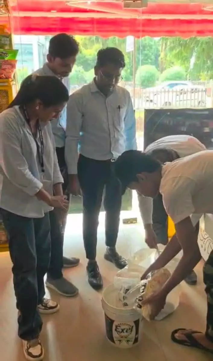 तस्वीर में बाईं ओर महिला अधिकारी और केंद्र में खड़े पुरुष अधिकारी दुकान के अंदर खाद्य सामग्री की जांच कर रहे हैं, जबकि नीचे एक व्यक्ति बाल्टी के पास झुका हुआ है. तस्वीर में बाईं ओर महिला अधिकारी और केंद्र में खड़े पुरुष अधिकारी दुकान के अंदर खाद्य सामग्री की जांच कर रहे हैं, जबकि नीचे एक व्यक्ति बाल्टी के पास झुका हुआ है.