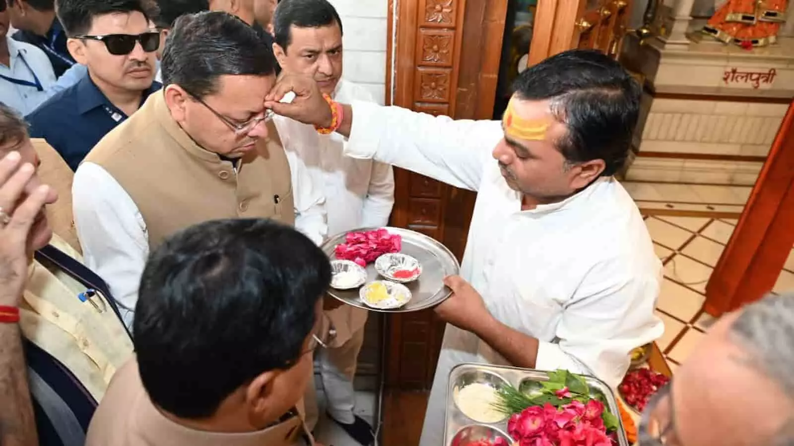 तस्वीर में मुख्यमंत्री पुष्कर सिंह धामी मंदिर में पूजा-अर्चना करते हुए दिखाई दे रहे हैं। तस्वीर में मुख्यमंत्री पुष्कर सिंह धामी मंदिर में पूजा-अर्चना करते हुए दिखाई दे रहे हैं।