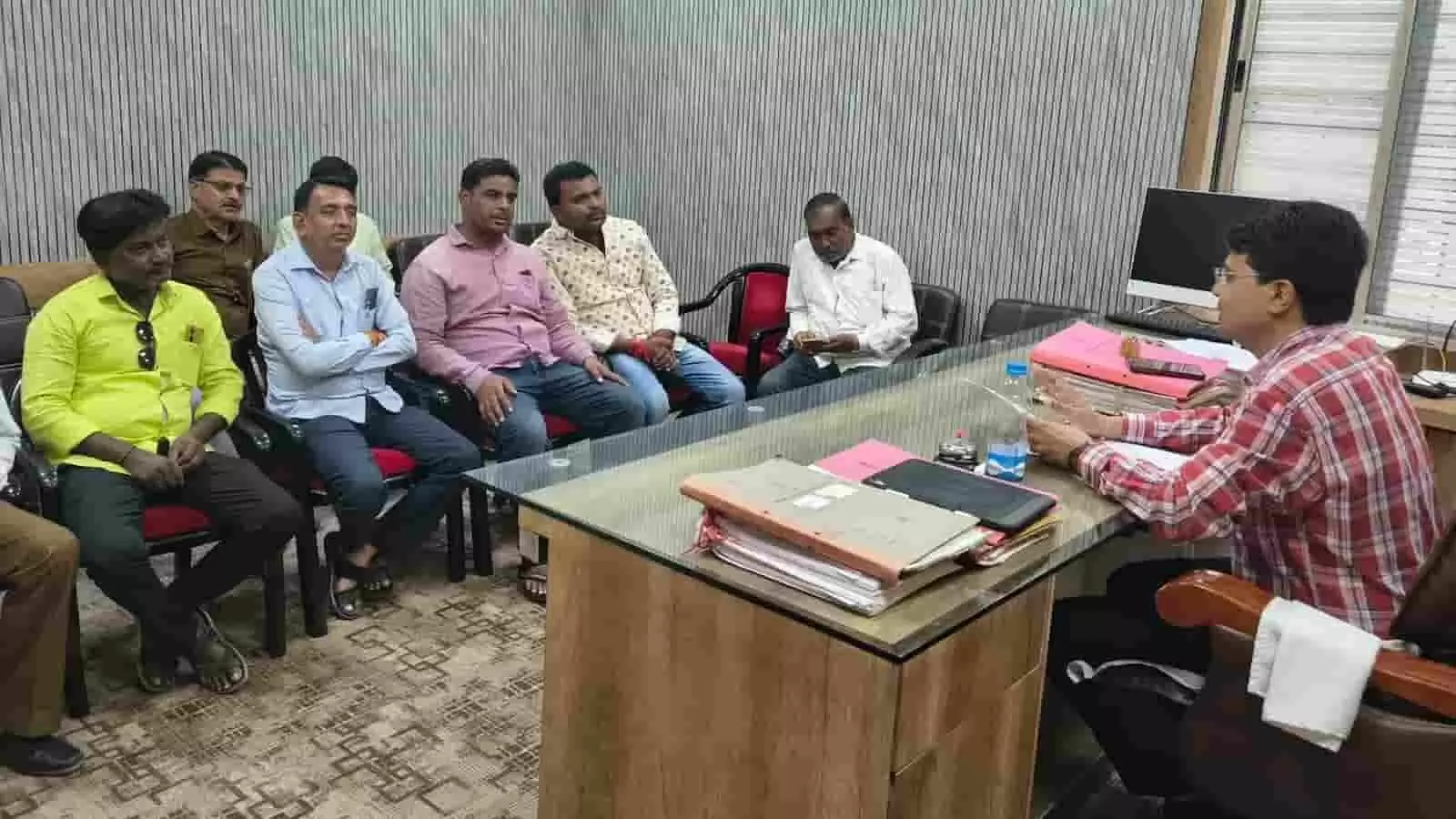 तस्वीर में अधिकारी शिविर में बैठे नागरिकों को जानकारी देते दिख रहे हैं। तस्वीर में अधिकारी शिविर में बैठे नागरिकों को जानकारी देते दिख रहे हैं।