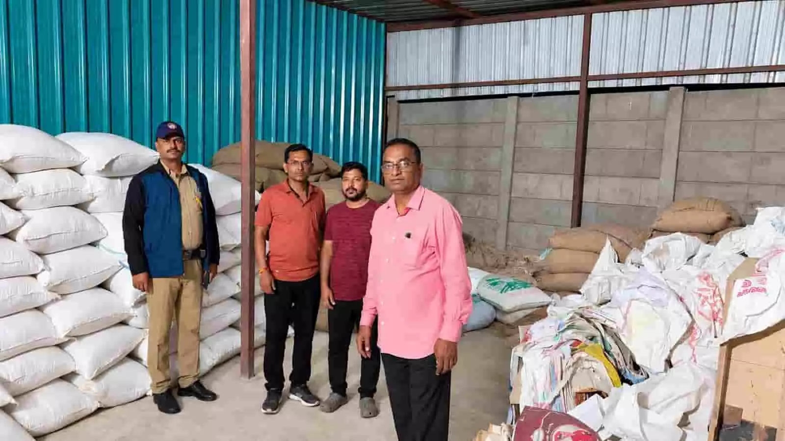 तस्वीर में अधिकारी और पुलिसकर्मी जालना के गोदाम में जब्त अनाज के बोरों के पास खड़े हैं। तस्वीर में अधिकारी और पुलिसकर्मी जालना के गोदाम में जब्त अनाज के बोरों के पास खड़े हैं।