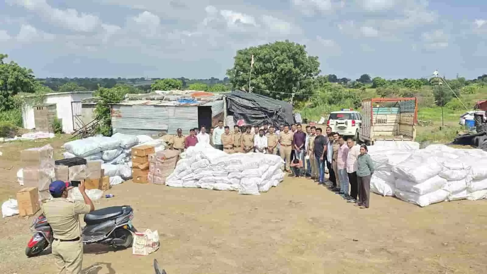 राजूर में अवैध गुटखा जब्ती के बाद खड़े पुलिसकर्मी और सामान। राजूर में अवैध गुटखा जब्ती के बाद खड़े पुलिसकर्मी और सामान।