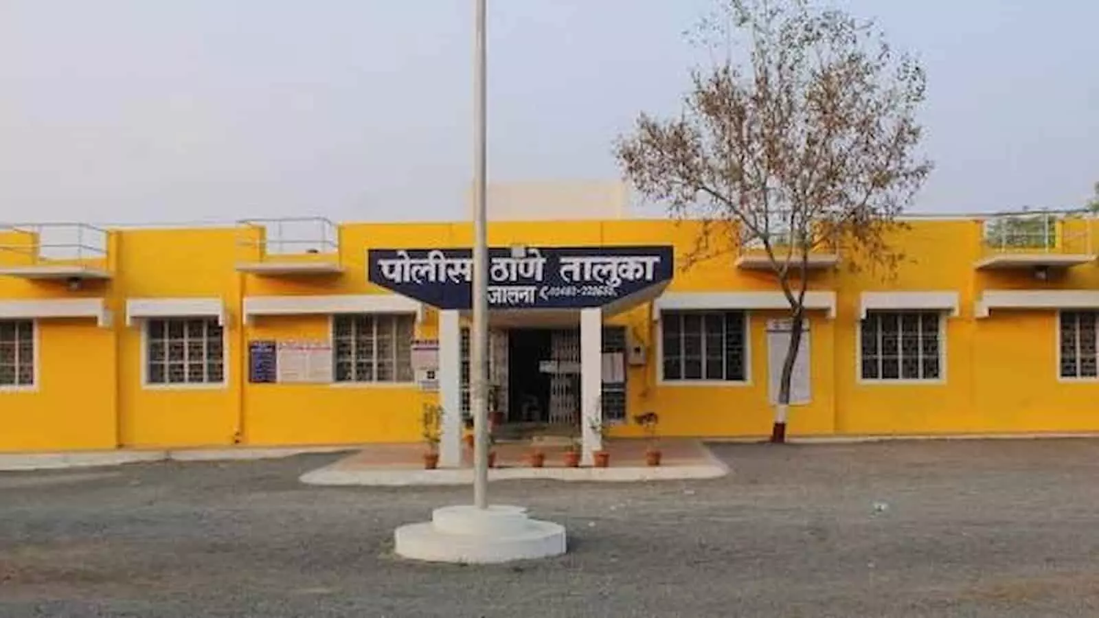 तस्वीर में जालना तालुका पुलिस थाने की इमारत का बाहरी हिस्सा दिखाई दे रहा है। तस्वीर में जालना तालुका पुलिस थाने की इमारत का बाहरी हिस्सा दिखाई दे रहा है।