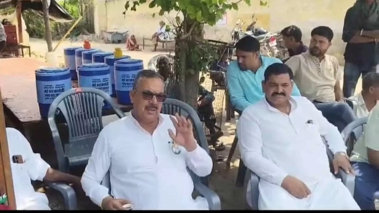 तस्वीर में गंगापुर में जनसंपर्क के दौरान बैठे कांग्रेस नेता राजेंद्र त्रिवेदी और समर्थक दिख रहे हैं। तस्वीर में गंगापुर में जनसंपर्क के दौरान बैठे कांग्रेस नेता राजेंद्र त्रिवेदी और समर्थक दिख रहे हैं।