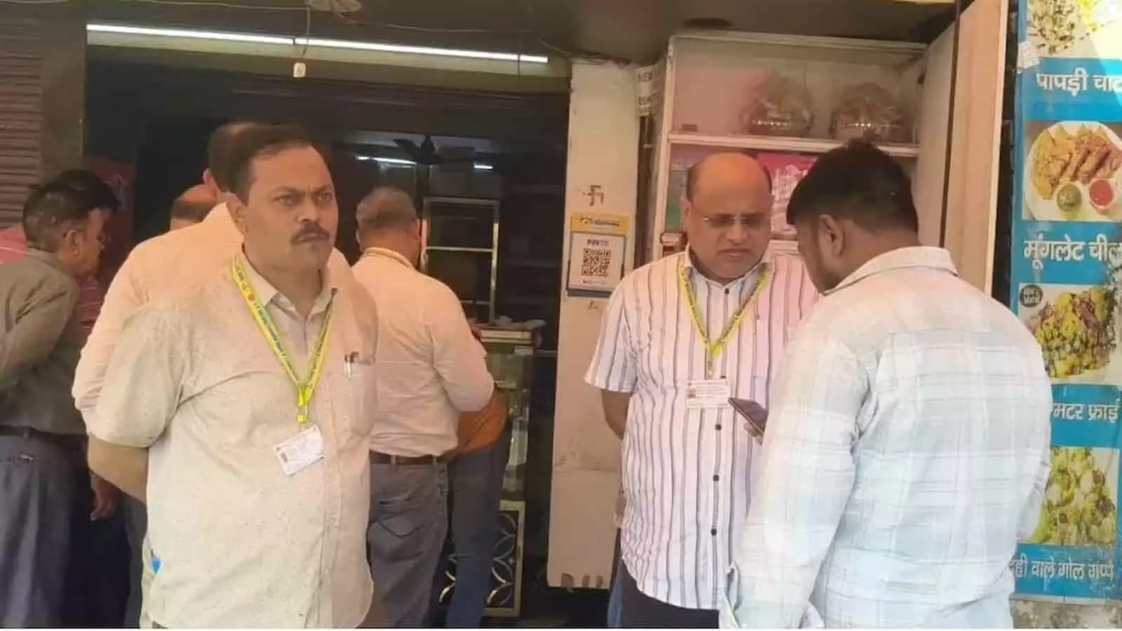 खाद्य विभाग के अधिकारी हापुड़ की दुकान के भीतर निरीक्षण कर रहे हैं। खाद्य विभाग के अधिकारी हापुड़ की दुकान के भीतर निरीक्षण कर रहे हैं।