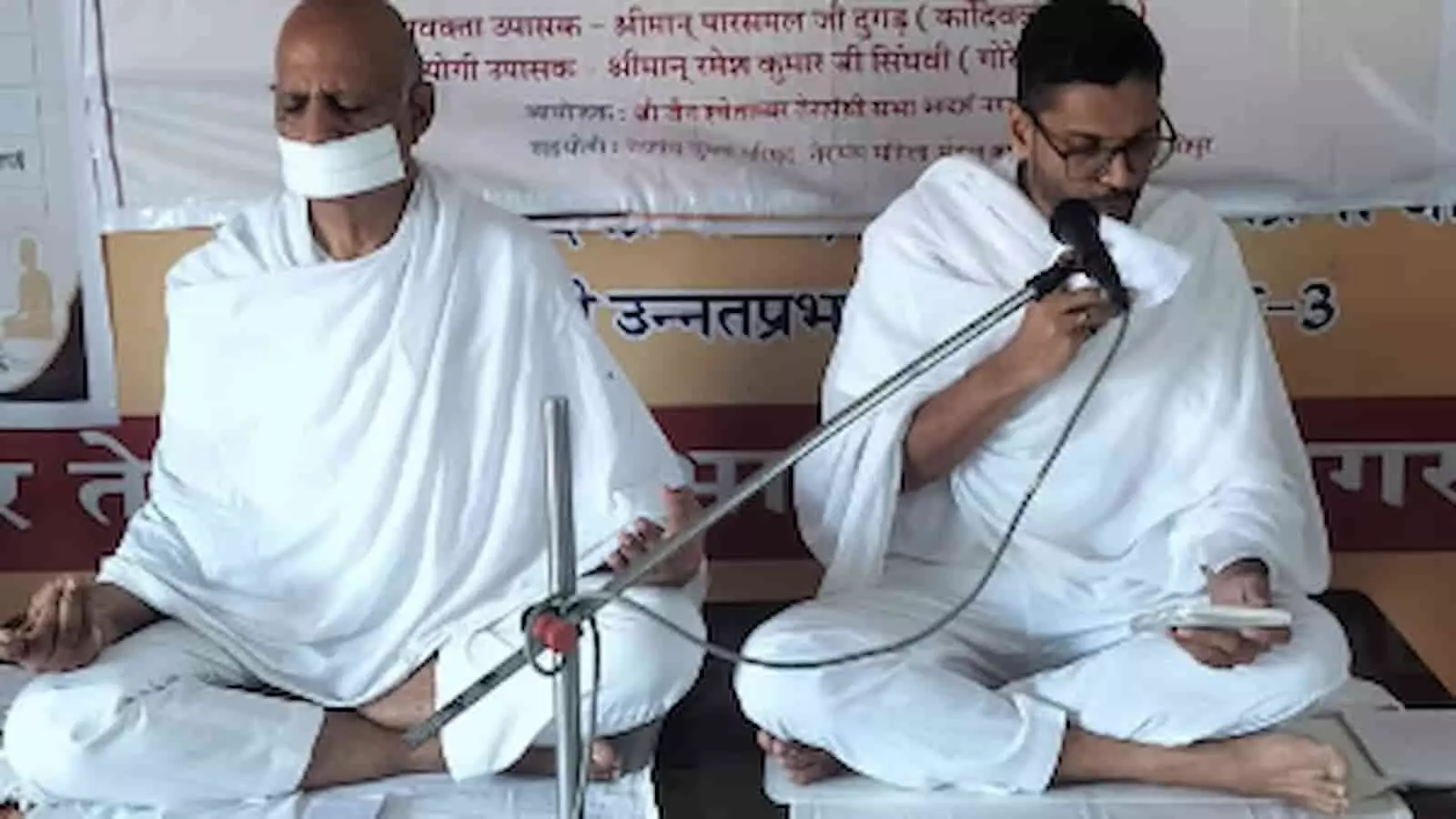 तस्वीर में आदर्श नगर में आयोजित कार्यक्रम के दौरान बैठे उपासक पारसमल दुगड़ और रमेश कुमार सिंघवी। तस्वीर में आदर्श नगर में आयोजित कार्यक्रम के दौरान बैठे उपासक पारसमल दुगड़ और रमेश कुमार सिंघवी।
