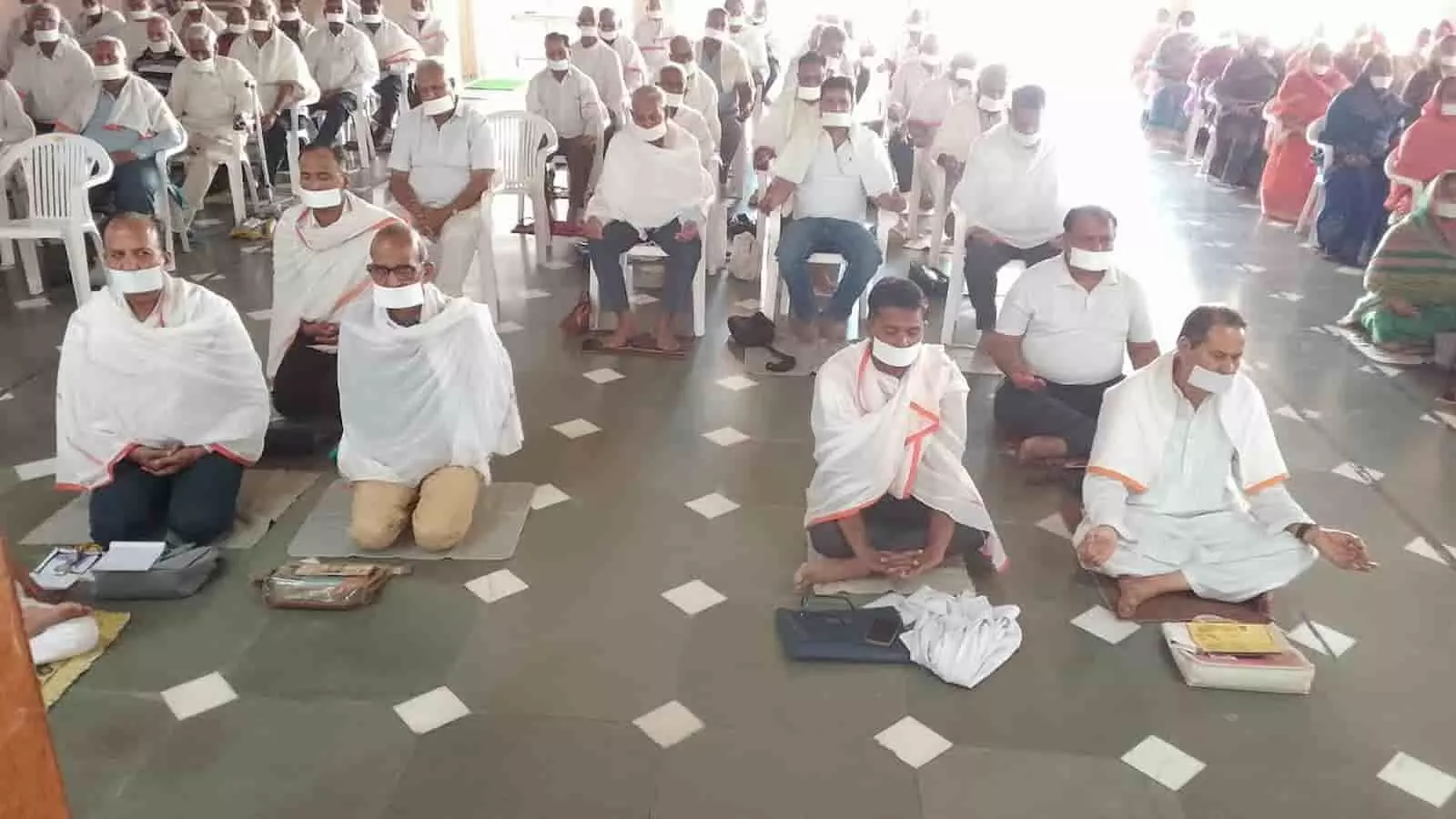 तस्वीर में आमेट स्थित सभा भवन में सामायिक और ध्यान साधना करते हुए श्रावक-श्राविकाएं नजर आ रहे हैं। तस्वीर में आमेट स्थित सभा भवन में सामायिक और ध्यान साधना करते हुए श्रावक-श्राविकाएं नजर आ रहे हैं।
