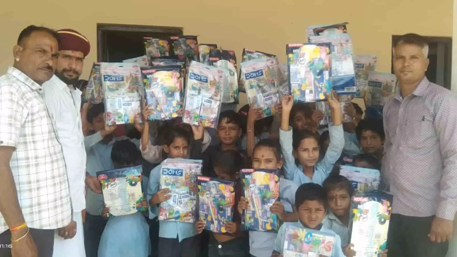 तस्वीर में फलासिया जागीर विद्यालय के बच्चों को शिक्षा किट बांटते ग्रामीण और शिक्षक दिख रहे हैं। तस्वीर में फलासिया जागीर विद्यालय के बच्चों को शिक्षा किट बांटते ग्रामीण और शिक्षक दिख रहे हैं।