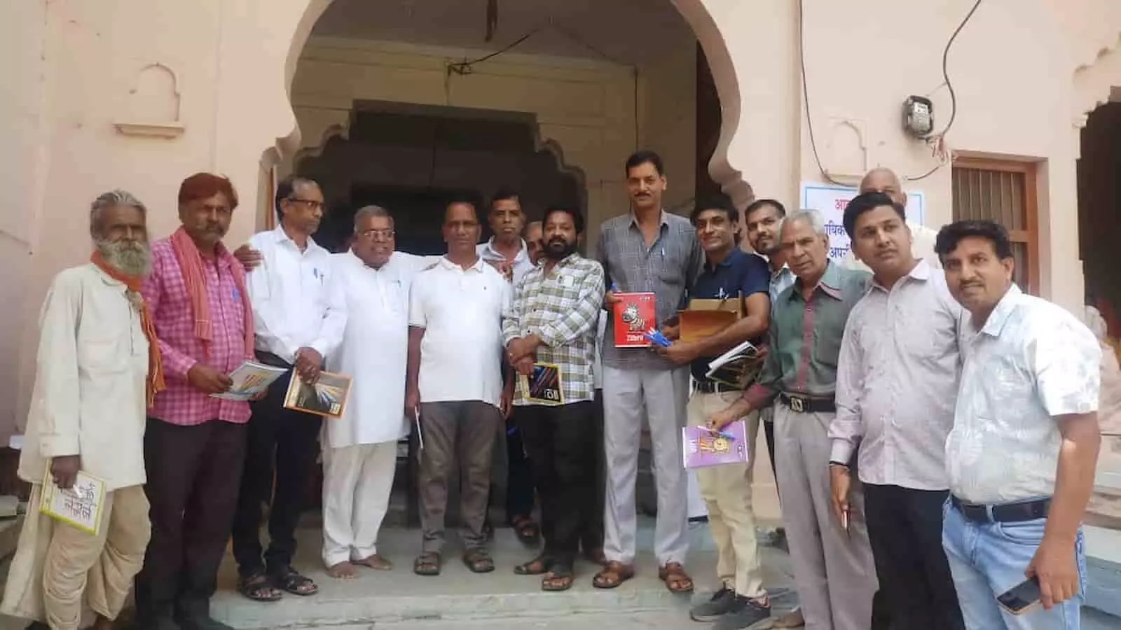 तस्वीर में निकुंभ के समता भवन के बाहर खड़े श्रावक और ग्रामीण नजर आ रहे हैं। तस्वीर में निकुंभ के समता भवन के बाहर खड़े श्रावक और ग्रामीण नजर आ रहे हैं।