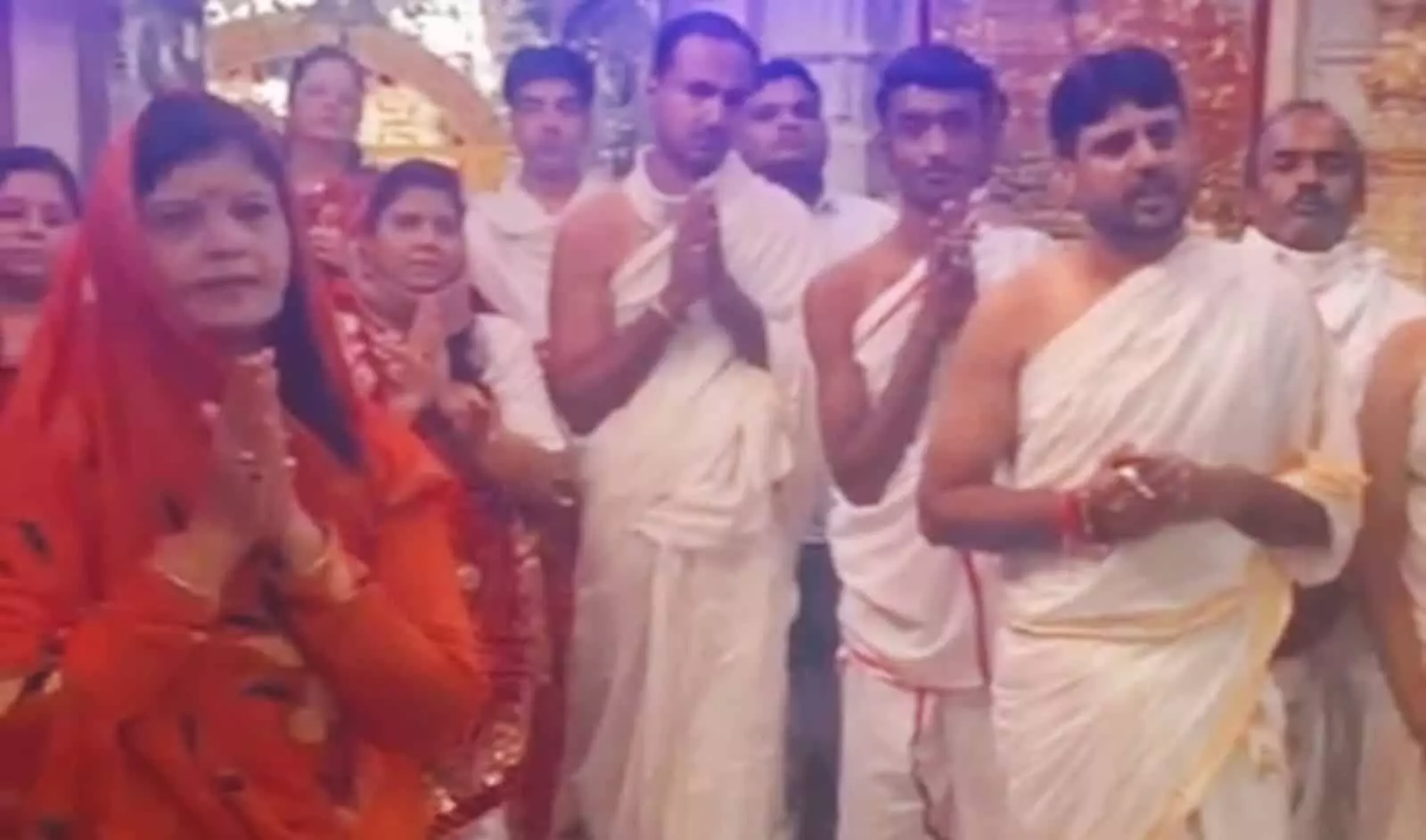तस्वीर में मंदिर के भीतर पर्यूषण पर्व पर हाथ जोड़कर प्रार्थना करते श्रद्धालु नजर आ रहे हैं। तस्वीर में मंदिर के भीतर पर्यूषण पर्व पर हाथ जोड़कर प्रार्थना करते श्रद्धालु नजर आ रहे हैं।