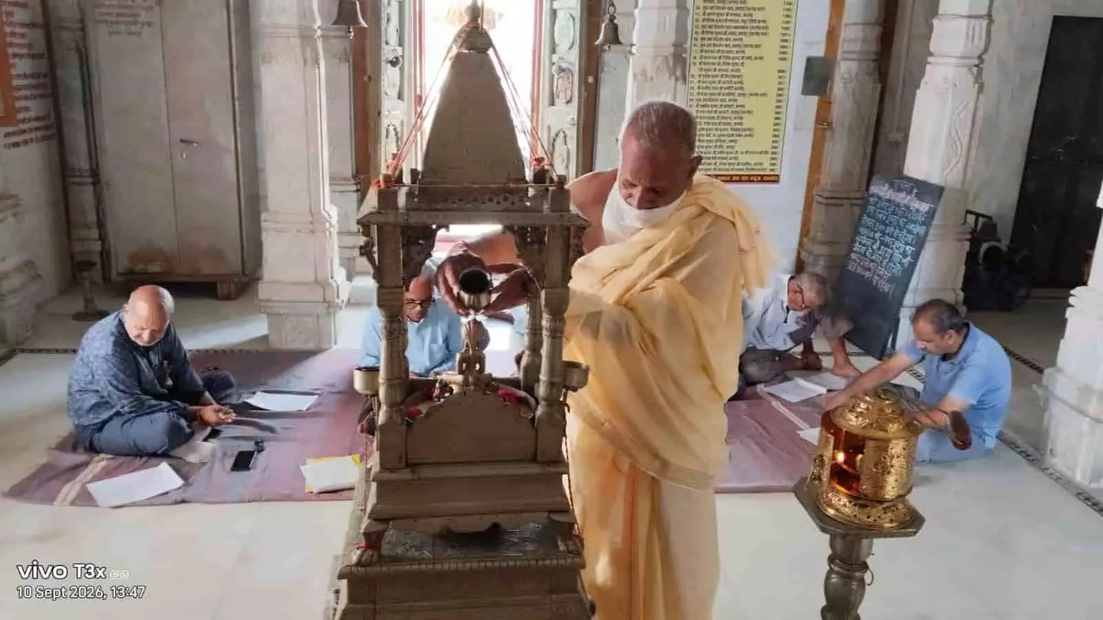 कानोड़ के जैन मंदिर में पर्युषण पर्व पर पूजा करते श्रद्धालु। कानोड़ के जैन मंदिर में पर्युषण पर्व पर पूजा करते श्रद्धालु।