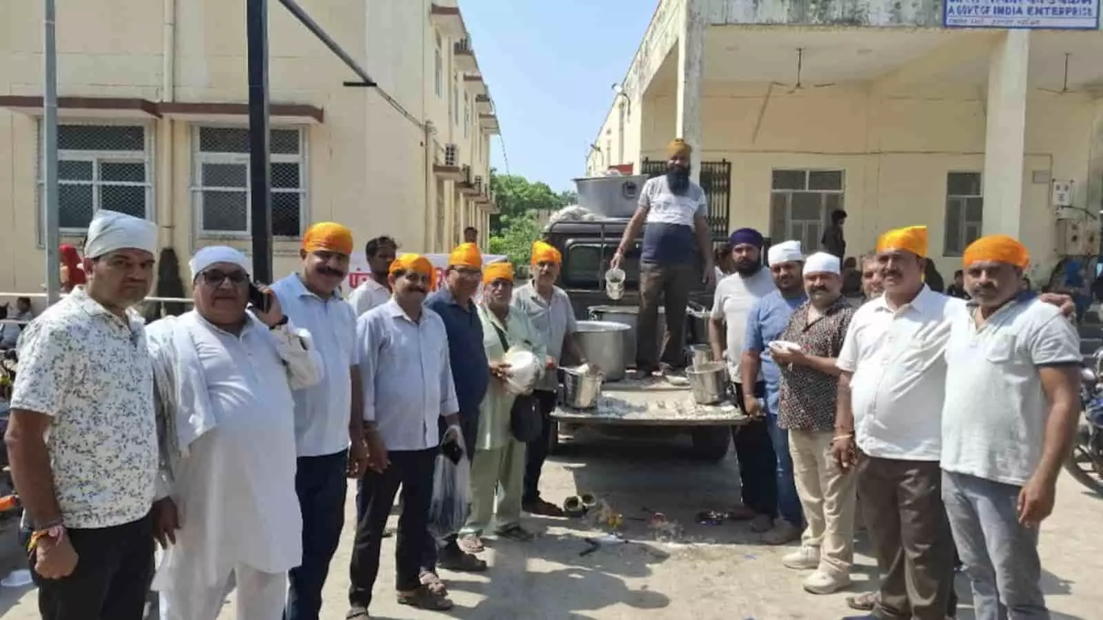 बारां अस्पताल परिसर में भोजन सेवा के दौरान खड़े समाज के लोग। बारां अस्पताल परिसर में भोजन सेवा के दौरान खड़े समाज के लोग।
