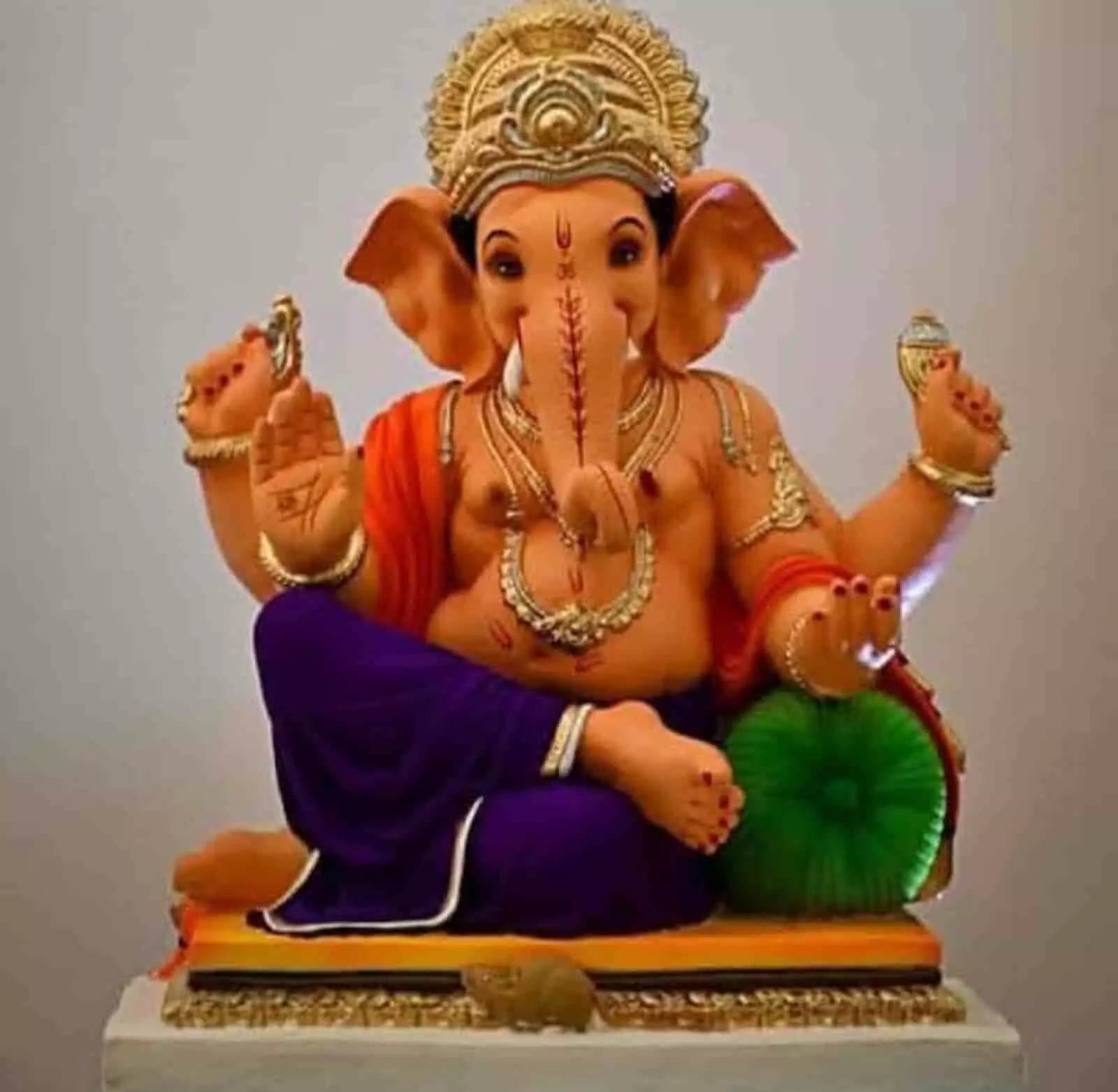 तस्वीर में भगवान गणेश की प्रतिमा बैठी हुई मुद्रा में दिखाई दे रही है। तस्वीर में भगवान गणेश की प्रतिमा बैठी हुई मुद्रा में दिखाई दे रही है।