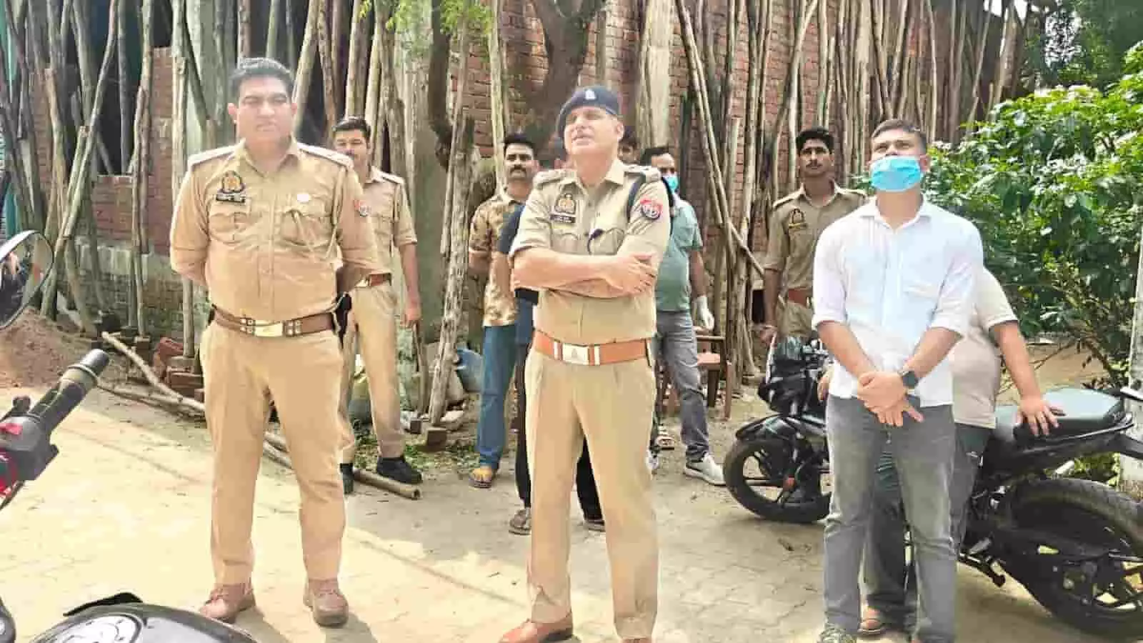 तस्वीर में खाकी वर्दी पहने पुलिस अधिकारी और अन्य लोग एक खुले स्थान पर खड़े होकर निरीक्षण करते हुए दिखाई दे रहे हैं। तस्वीर में खाकी वर्दी पहने पुलिस अधिकारी और अन्य लोग एक खुले स्थान पर खड़े होकर निरीक्षण करते हुए दिखाई दे रहे हैं।