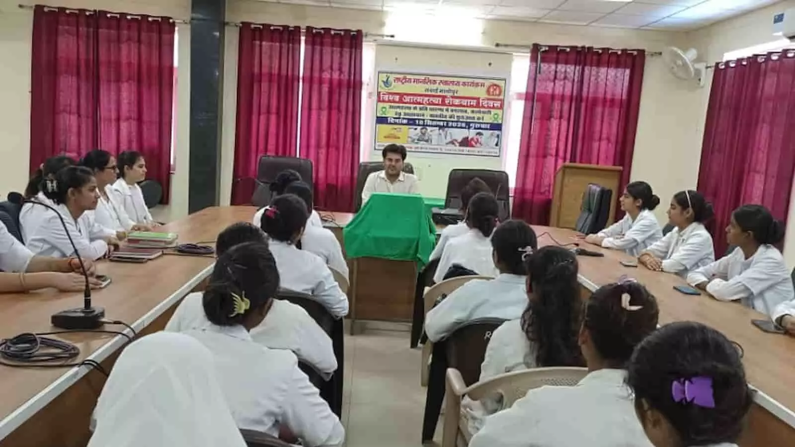 सवाई माधोपुर के एक हॉल में नर्सिंग छात्रों के बीच आयोजित संगोष्ठी की दृश्य तस्वीर। सवाई माधोपुर के एक हॉल में नर्सिंग छात्रों के बीच आयोजित संगोष्ठी की दृश्य तस्वीर।