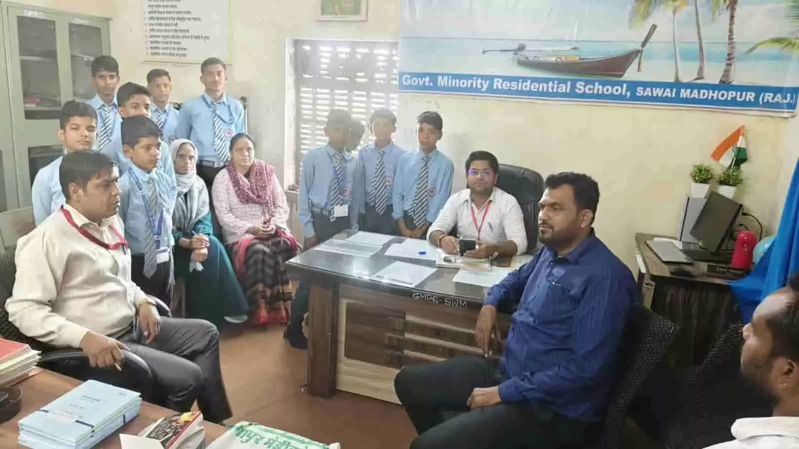 तस्वीर में सवाई माधोपुर के आवासीय विद्यालय में अधिकारी और छात्र नजर आ रहे हैं। तस्वीर में सवाई माधोपुर के आवासीय विद्यालय में अधिकारी और छात्र नजर आ रहे हैं।