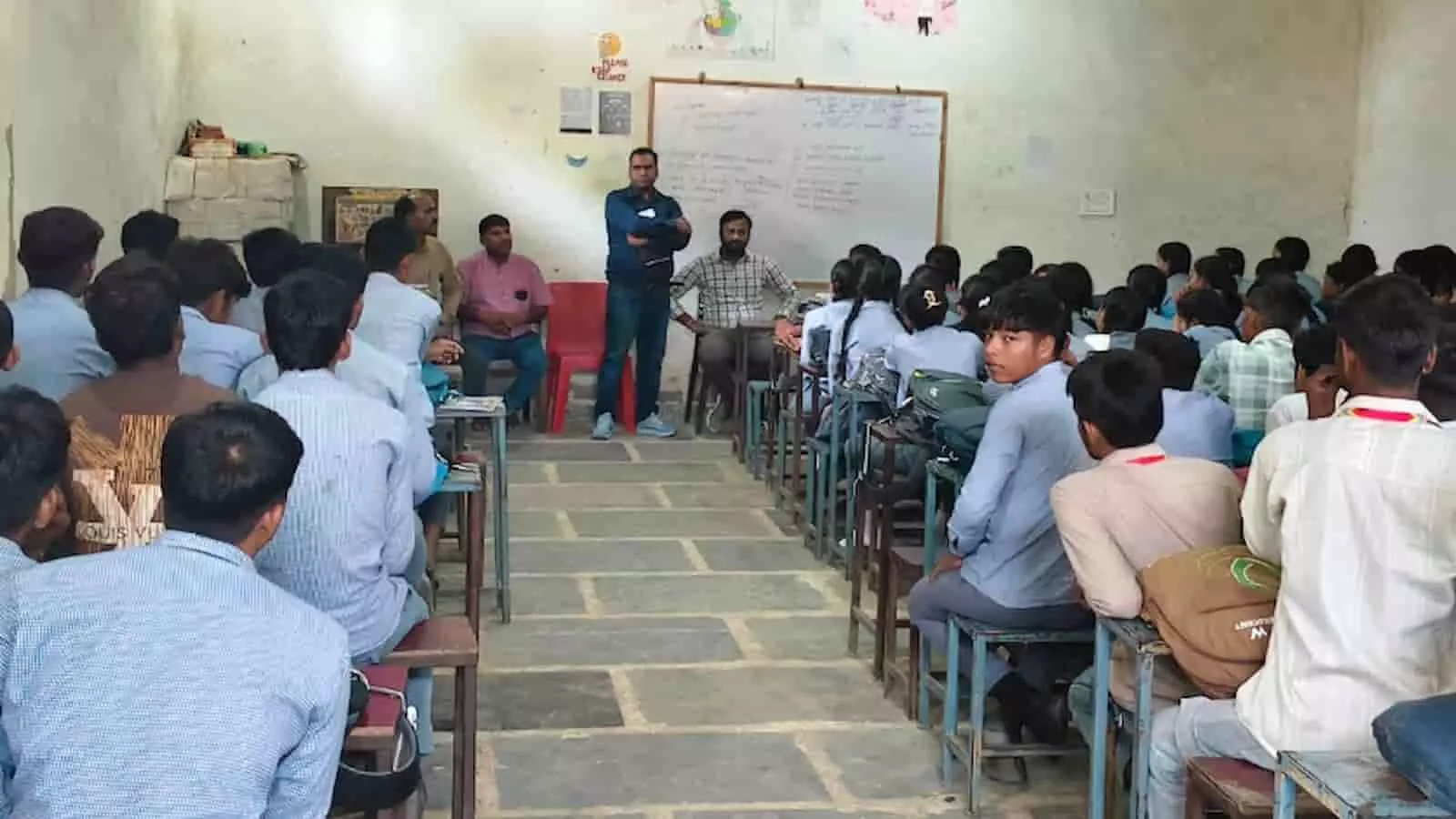 कक्षा में बच्चों को विद्युत सुरक्षा की जानकारी देते अधिकारी और स्कूल स्टाफ। कक्षा में बच्चों को विद्युत सुरक्षा की जानकारी देते अधिकारी और स्कूल स्टाफ।