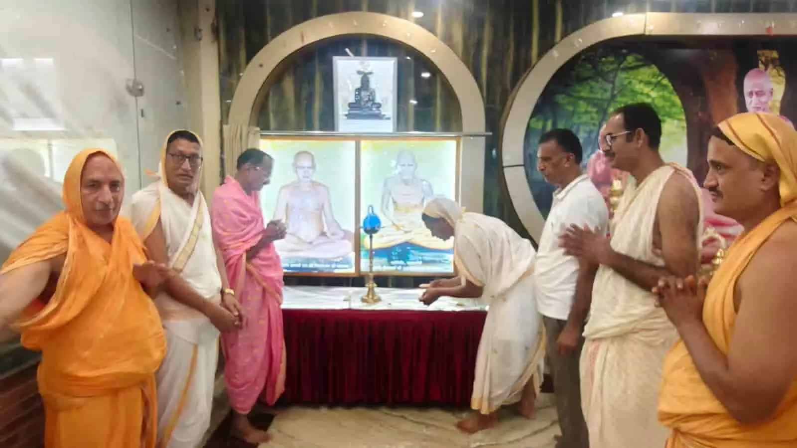 तस्वीर में नसियां जी दादाबाड़ी धर्मसभा में मुनिश्री और श्रद्धालु नजर आ रहे हैं। तस्वीर में नसियां जी दादाबाड़ी धर्मसभा में मुनिश्री और श्रद्धालु नजर आ रहे हैं।