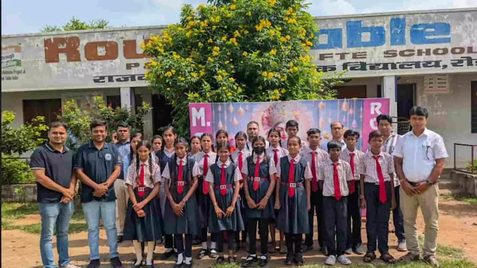तस्वीर में सरकारी विद्यालय के चयनित विद्यार्थी और सदस्य स्कूल के सामने खड़े हैं। तस्वीर में सरकारी विद्यालय के चयनित विद्यार्थी और सदस्य स्कूल के सामने खड़े हैं।