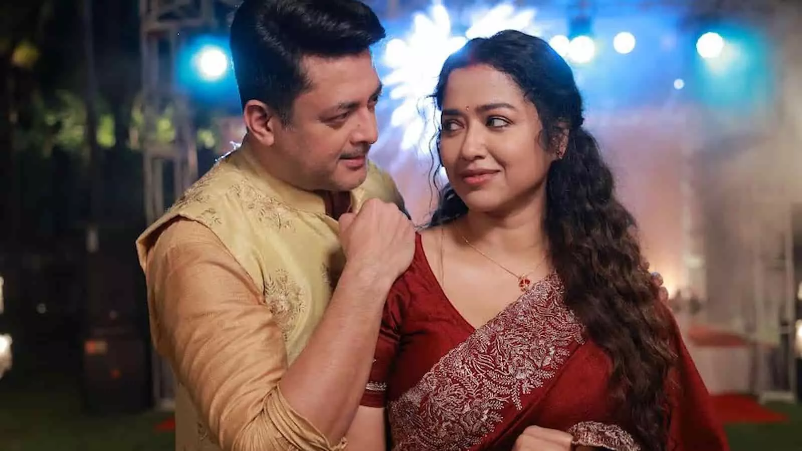 तस्वीर में बायीं तरफ सुनहरे रंग के लिबास में अभिनेता जिशु सेनगुप्ता और दाईं तरफ लाल साड़ी में अभिनेत्री सोहिनी सरकार एक-दूसरे के पास खड़े हैं। तस्वीर में बायीं तरफ सुनहरे रंग के लिबास में अभिनेता जिशु सेनगुप्ता और दाईं तरफ लाल साड़ी में अभिनेत्री सोहिनी सरकार एक-दूसरे के पास खड़े हैं।