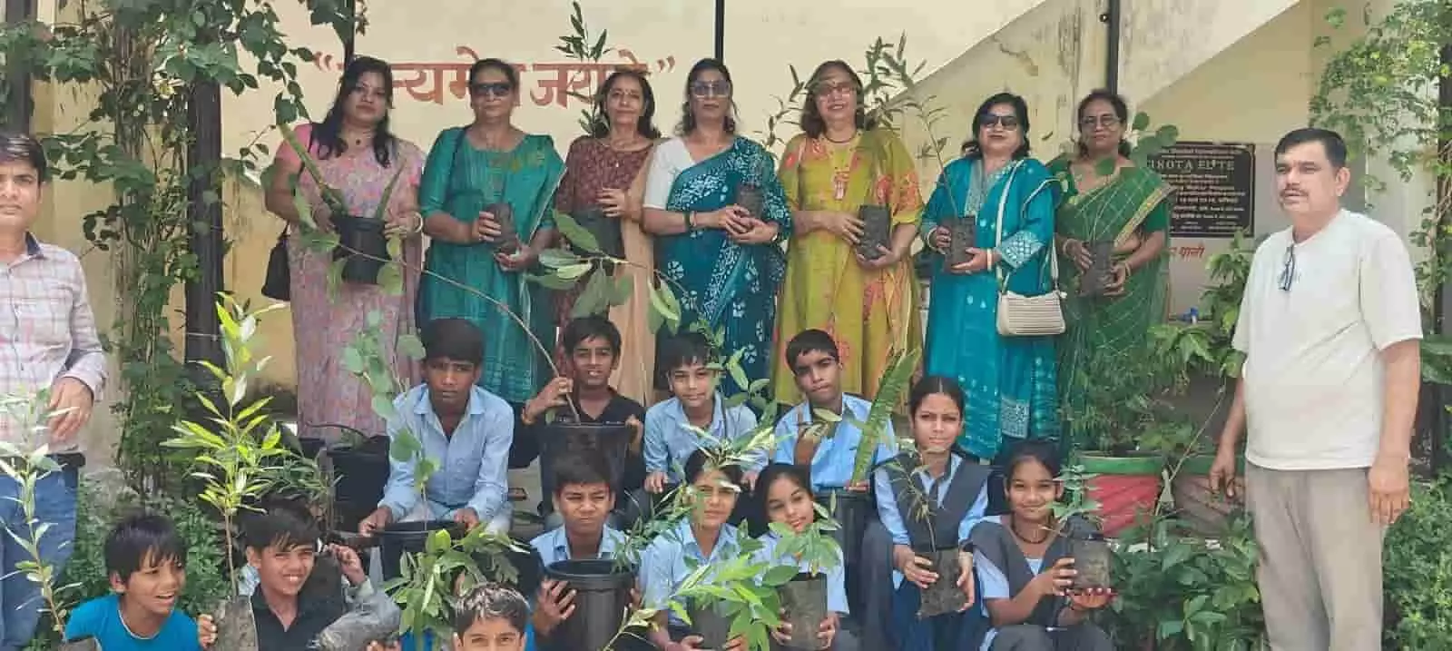 तस्वीर में कोटा के स्कूल परिसर में पौधे और गमले लिए हुए संस्थान के सदस्य और विद्यार्थी नजर आ रहे हैं। तस्वीर में कोटा के स्कूल परिसर में पौधे और गमले लिए हुए संस्थान के सदस्य और विद्यार्थी नजर आ रहे हैं।