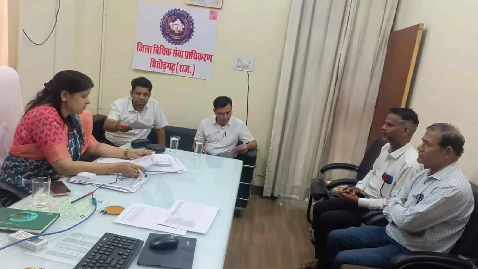तस्वीर में बायीं तरफ मेज के पास बैठी एक महिला अधिकारी और सामने तथा दाईं ओर कुर्सियों पर बैठे अन्य अधिकारी बैठक करते नजर आ रहे हैं. तस्वीर में बायीं तरफ मेज के पास बैठी एक महिला अधिकारी और सामने तथा दाईं ओर कुर्सियों पर बैठे अन्य अधिकारी बैठक करते नजर आ रहे हैं.