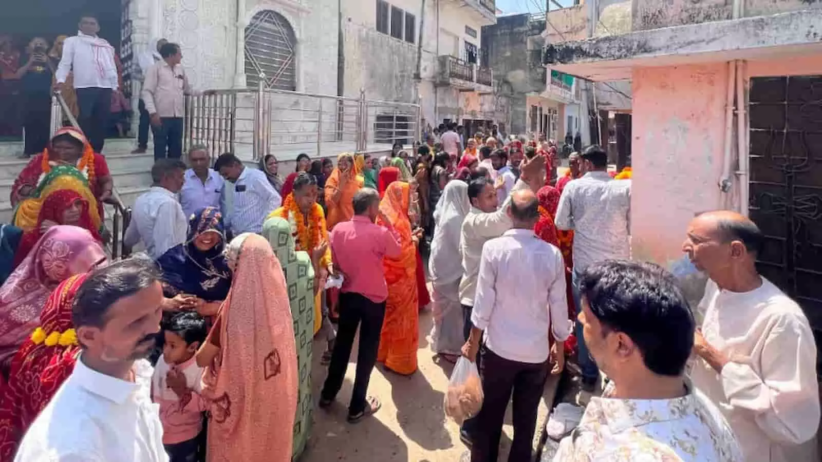 तस्वीर में मित्रपुरा में मंदिर के बाहर तीर्थ यात्रा के लिए जमा यात्रियों की भीड़ दिखाई दे रही है। तस्वीर में मित्रपुरा में मंदिर के बाहर तीर्थ यात्रा के लिए जमा यात्रियों की भीड़ दिखाई दे रही है।