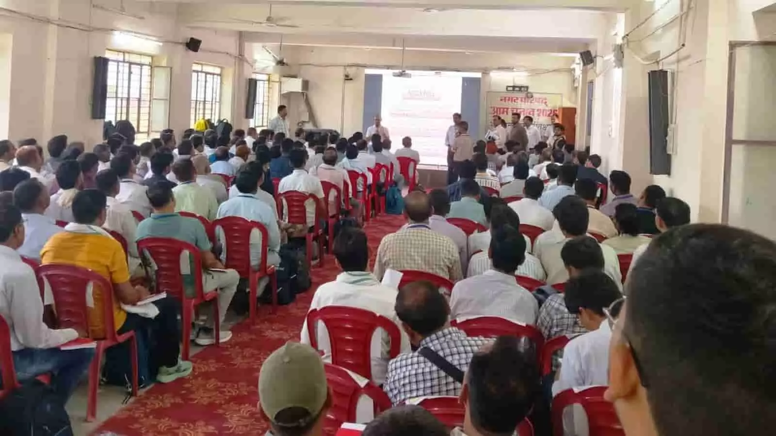 तस्वीर में मतदान कार्मिक गंगापुर सिटी के प्रशिक्षण सभागार में बैठे हुए दिखाई दे रहे हैं। तस्वीर में मतदान कार्मिक गंगापुर सिटी के प्रशिक्षण सभागार में बैठे हुए दिखाई दे रहे हैं।