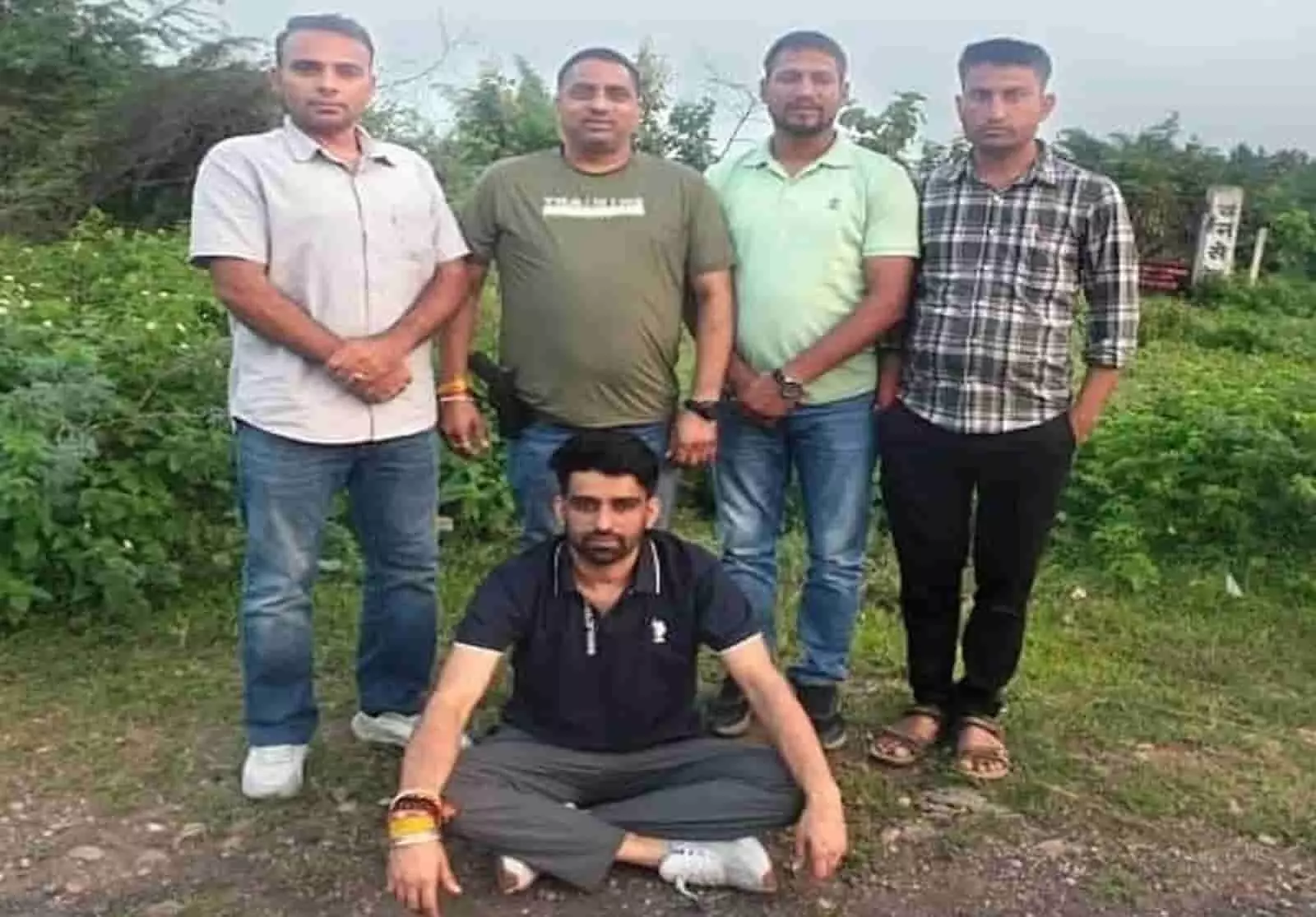 एंटी नारकोटिक्स टास्क फोर्स के साथ गिरफ्तार एमडी तस्कर रामनिवास खुले मैदान में खड़ा दिखाई दे रहा है। एंटी नारकोटिक्स टास्क फोर्स के साथ गिरफ्तार एमडी तस्कर रामनिवास खुले मैदान में खड़ा दिखाई दे रहा है।