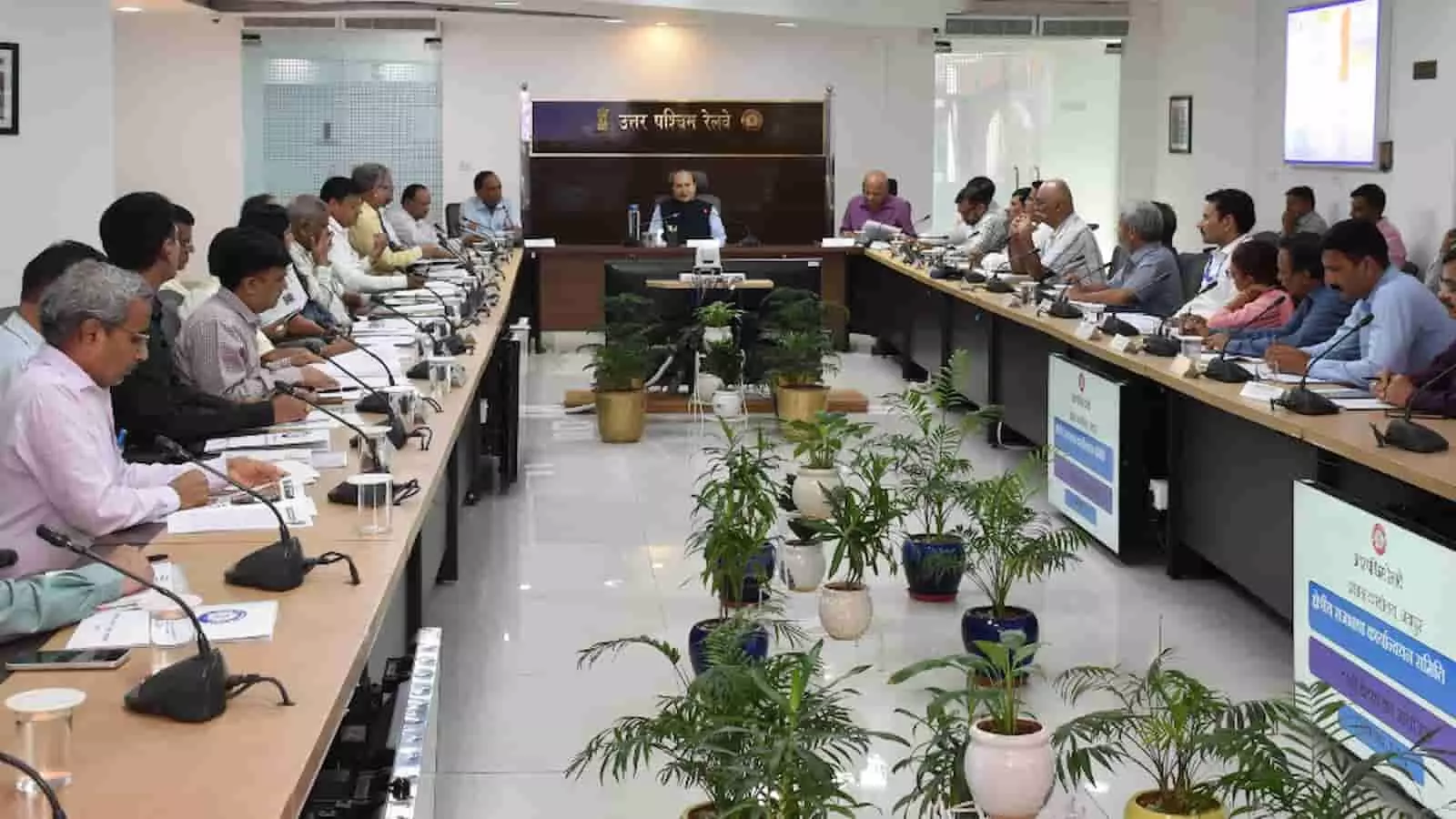 उत्तर पश्चिम रेलवे के जयपुर सभाकक्ष में अधिकारियों के साथ हो रही राजभाषा कार्यान्वयन समिति की बैठक। उत्तर पश्चिम रेलवे के जयपुर सभाकक्ष में अधिकारियों के साथ हो रही राजभाषा कार्यान्वयन समिति की बैठक।