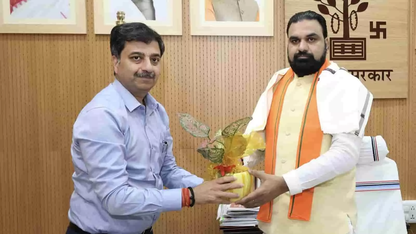 तस्वीर में पूर्व मध्य रेल के महाप्रबंधक डिम्पी गर्ग सम्राट चौधरी को पौधा भेंट कर रहे हैं। तस्वीर में पूर्व मध्य रेल के महाप्रबंधक डिम्पी गर्ग सम्राट चौधरी को पौधा भेंट कर रहे हैं।