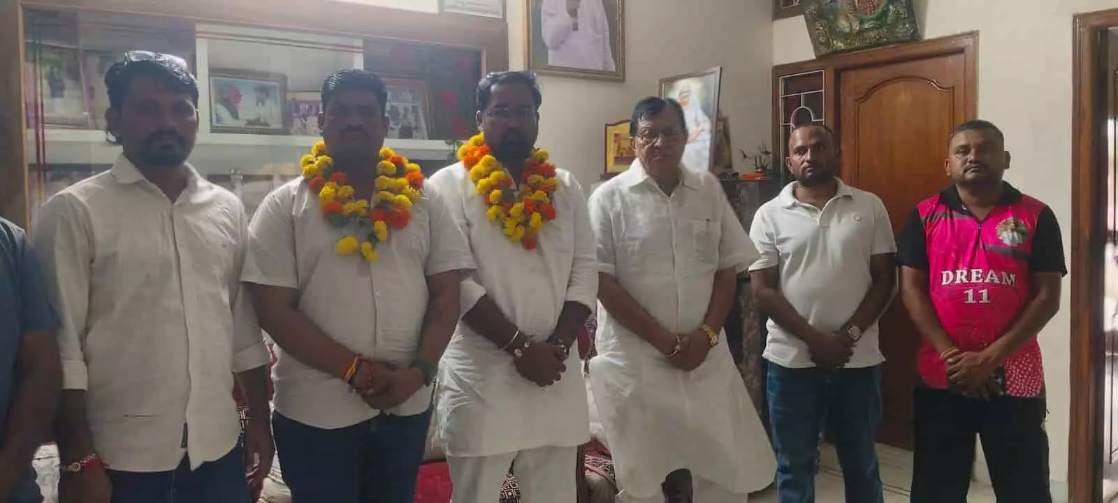 तस्वीर में कांग्रेस नेता और कार्यकर्ता खेरवाड़ा में पंचायत चुनाव की तैयारी के दौरान नजर आ रहे हैं। तस्वीर में कांग्रेस नेता और कार्यकर्ता खेरवाड़ा में पंचायत चुनाव की तैयारी के दौरान नजर आ रहे हैं।