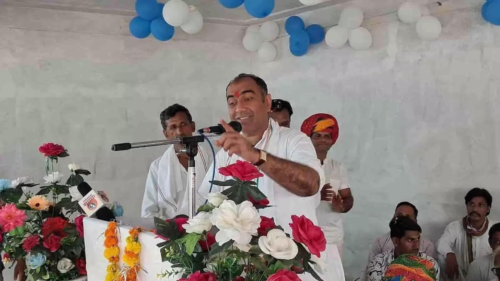 नरसिंहगढ़ में जनसभा के दौरान माइक से भाषण देते पूर्व मंत्री प्रियवृत सिंह खींची। नरसिंहगढ़ में जनसभा के दौरान माइक से भाषण देते पूर्व मंत्री प्रियवृत सिंह खींची।