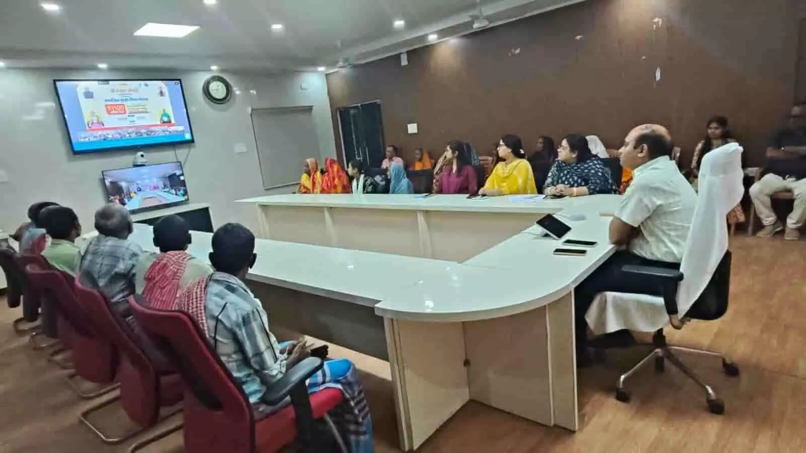 तस्वीर में समस्तीपुर में वीडियो कॉन्फ्रेंसिंग के जरिए पेंशन योजना कार्यक्रम देखते अधिकारी और ग्रामीण लाभार्थी। तस्वीर में समस्तीपुर में वीडियो कॉन्फ्रेंसिंग के जरिए पेंशन योजना कार्यक्रम देखते अधिकारी और ग्रामीण लाभार्थी।